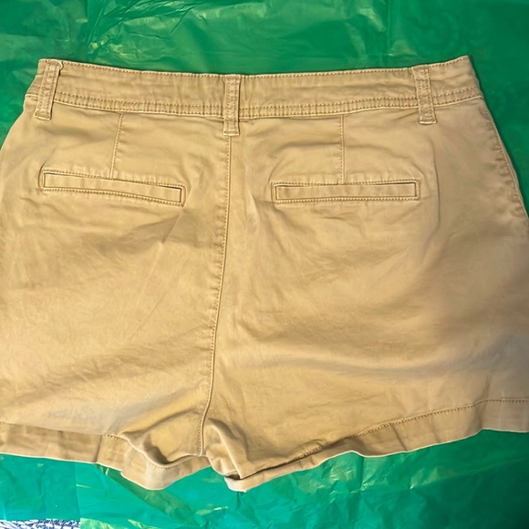 Khaki shorts - Picture 2 of 2